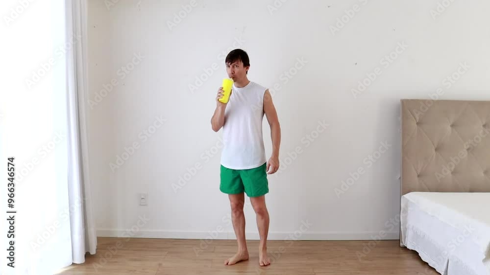 homem tomando água 