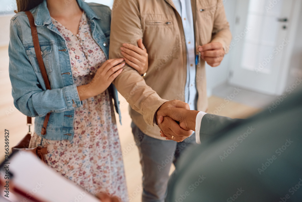 Fototapeta premium Close up of couple came to agreement with real estate agent.