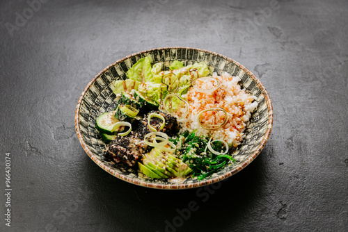 Foto Healthy poke bowl with fresh avocado, seaweed, rice, and sesame-crusted tuna - p