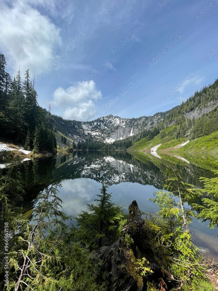 Fototapeta premium Majestic Mountain: Serene Lake Reflection