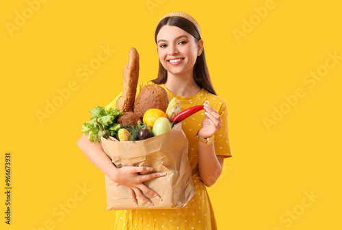 Young woman holding paper b...