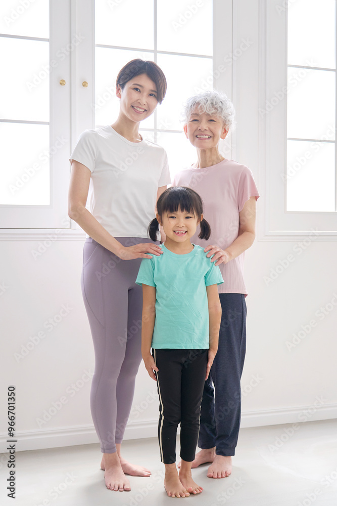 Obraz premium スポーツウェアを着た3世代の女性のポートレート 全身