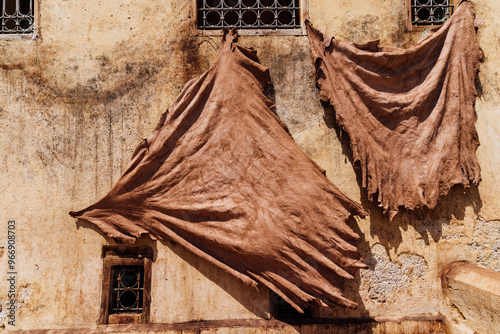 Schilderij op canvas Dried Leather Under Windows, Chouara Tannery, Fes Morocco