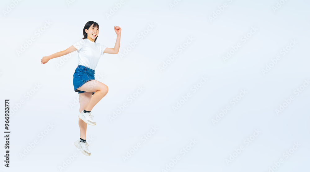 元気にジャンプする女の子の全身写真(切り抜き背景透過PNGも販売しております。作成者リンクから「PNG」で検索してください) 元気にジャンプする女の子の全身写真(切り抜き背景透過PNGも販売しております。作成者リンクから「PNG」で検索してください)