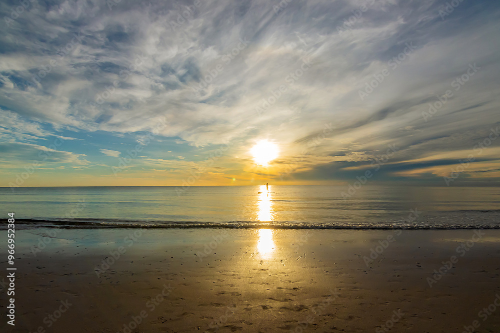 Obraz premium Beautiful amazing sunrise at Hua Hin sea and sea waves, Summer concept.