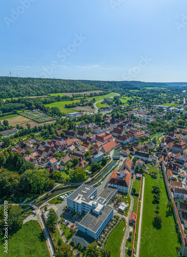 Die Stadt Berching am Main-Donau-Kanal in Bayern von oben