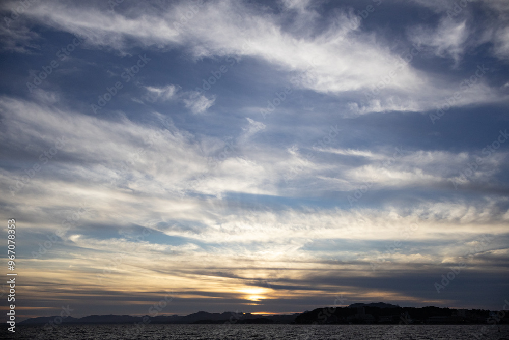 湖に沈む美しい夕陽 湖に沈む美しい夕陽