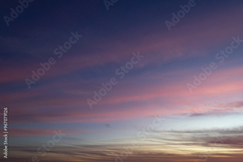 ピンク色の雲の夕焼け空