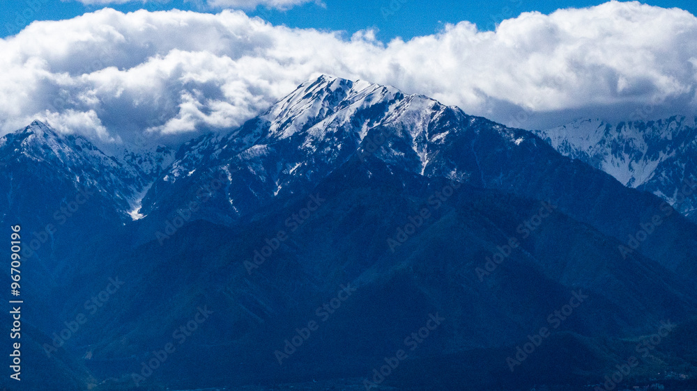 雲に覆われる北アルプスの山並み 長野県大町市 雲に覆われる北アルプスの山並み 長野県大町市