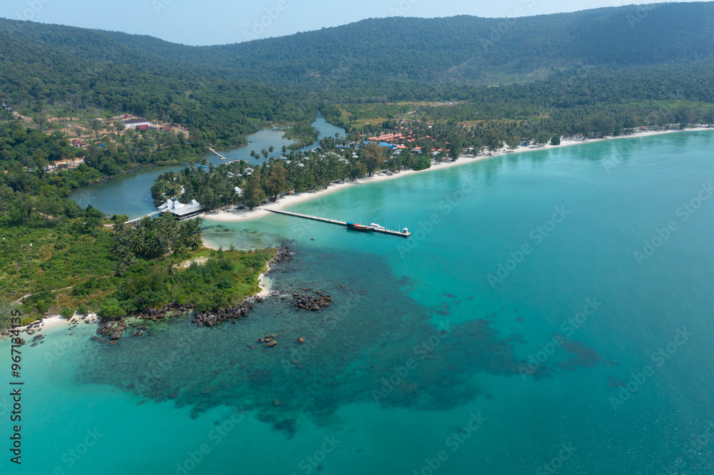 Naklejka premium Aerial View of Scenic Coastline with Turquoise Waters and Sandy Beach 
