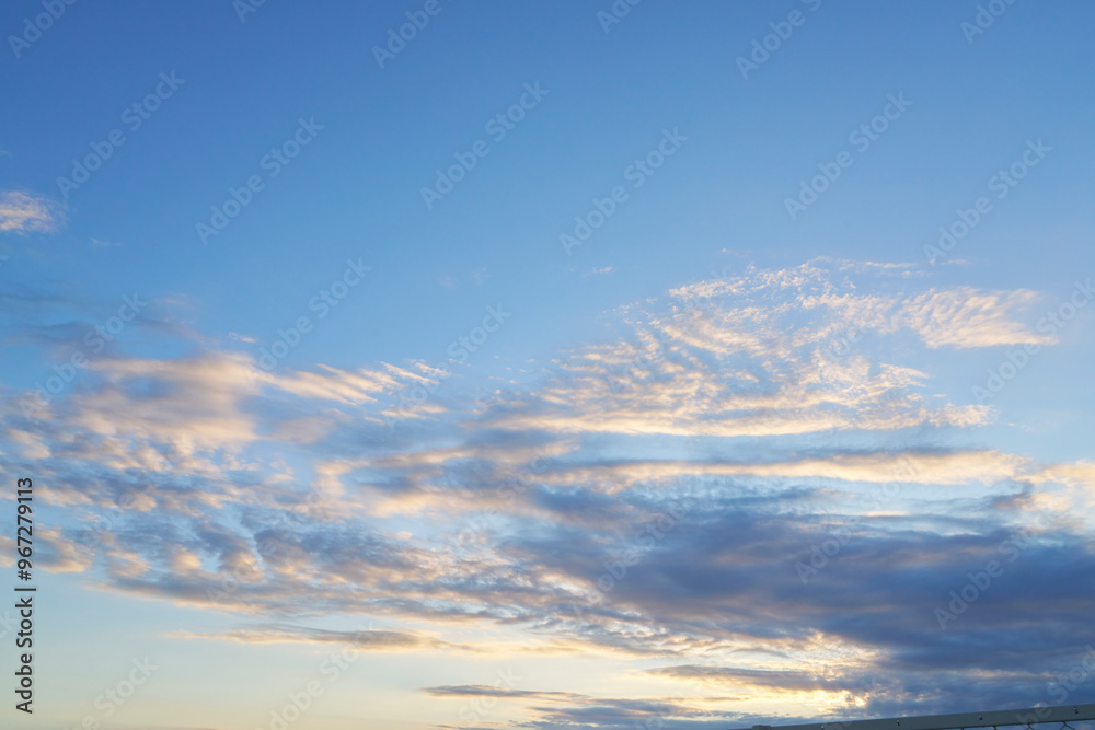 Obraz premium 夏の終わりの空、夕暮れ前