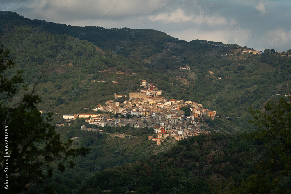 Naklejka premium Village sur la montagne au milieu de la forêt en Sicile