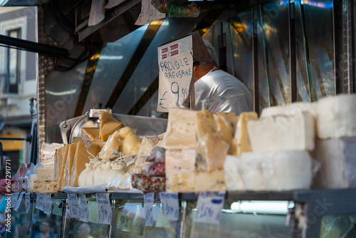 Vente de fromage au marché de Catane en Sicile photo