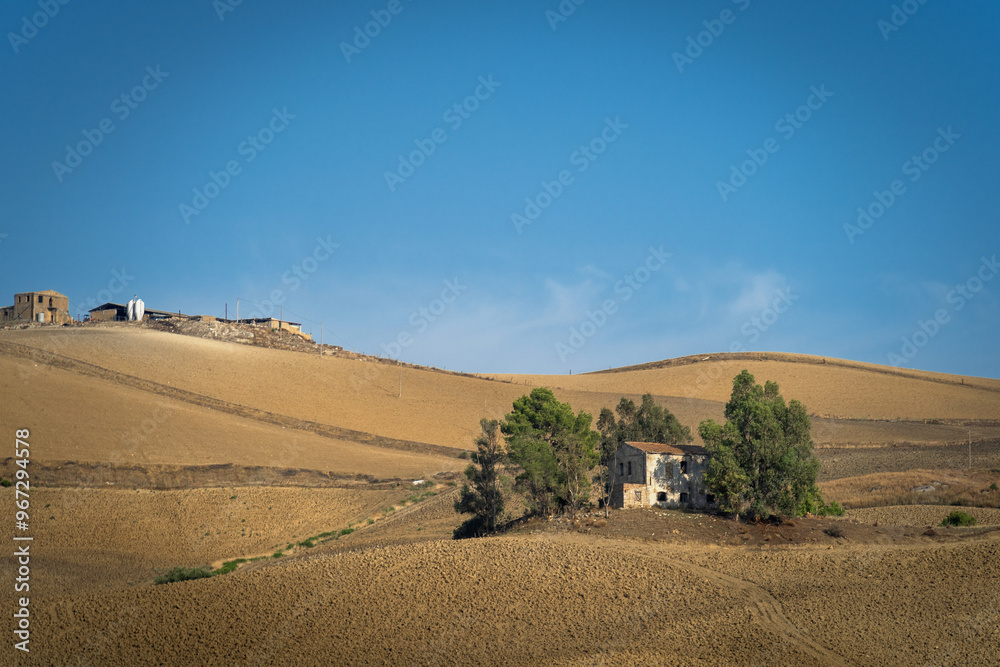 Fototapeta premium Ferme au milieu de la campagne Sicilienne en Italie
