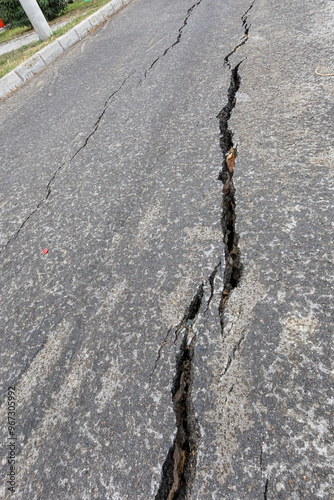 Obraz na płótnie Cracks in roads after earthquake w salonie
