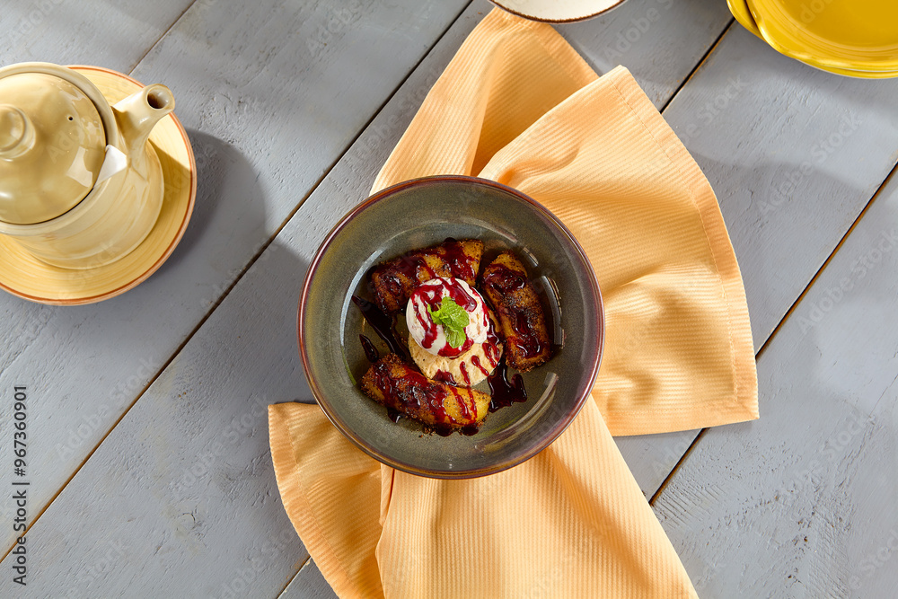 Φωτογραφία Caramelized Banana with Scoop of Ice Cream on a Plate