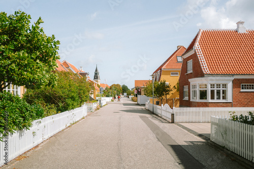 Straßen von Skagen mit typischen gelben Häusern photo