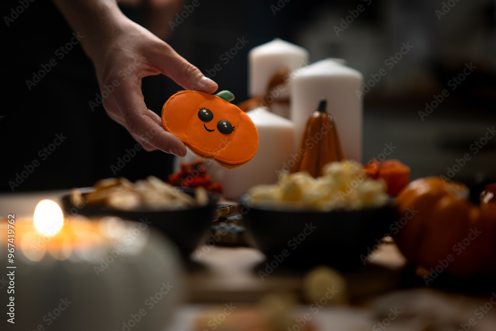 Dynie, nietoperze i duszki na pysznym, maślanym i korzennym cieście. Klimatyczne oświetlenie i dekoracje Halloween. Dynie, nietoperze i duszki na pysznym, maślanym i korzennym cieście. Klimatyczne oświetlenie i dekoracje Halloween.