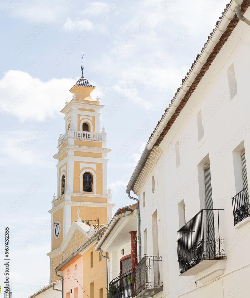 Campanario de iglesia en pueblo Mediterráneo Campanario de iglesia en pueblo Mediterráneo
