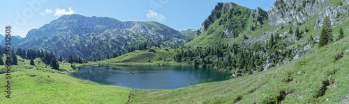 Vue panoramique du lac et des montagnes avoisinantes à Seebergsee en Suisse en montant vers le col  photo