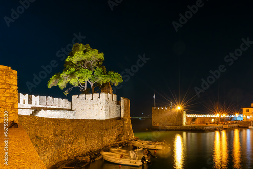 Obraz na płótnie Night view of the port of Nfpaktos in Greece.
w salonie