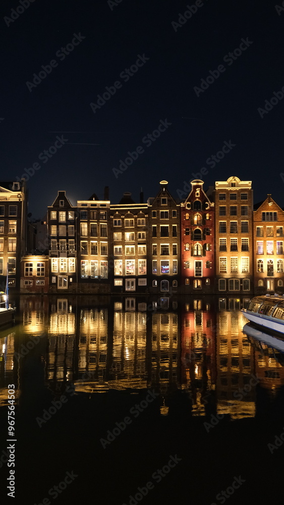 Obraz premium Night city street facade reflection in Amsterdamer canal water