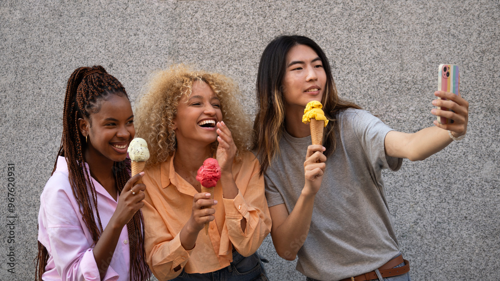 Αυτοκόλλητο Side view of multiethnic happy friends taking a selfie and holding colorful icec