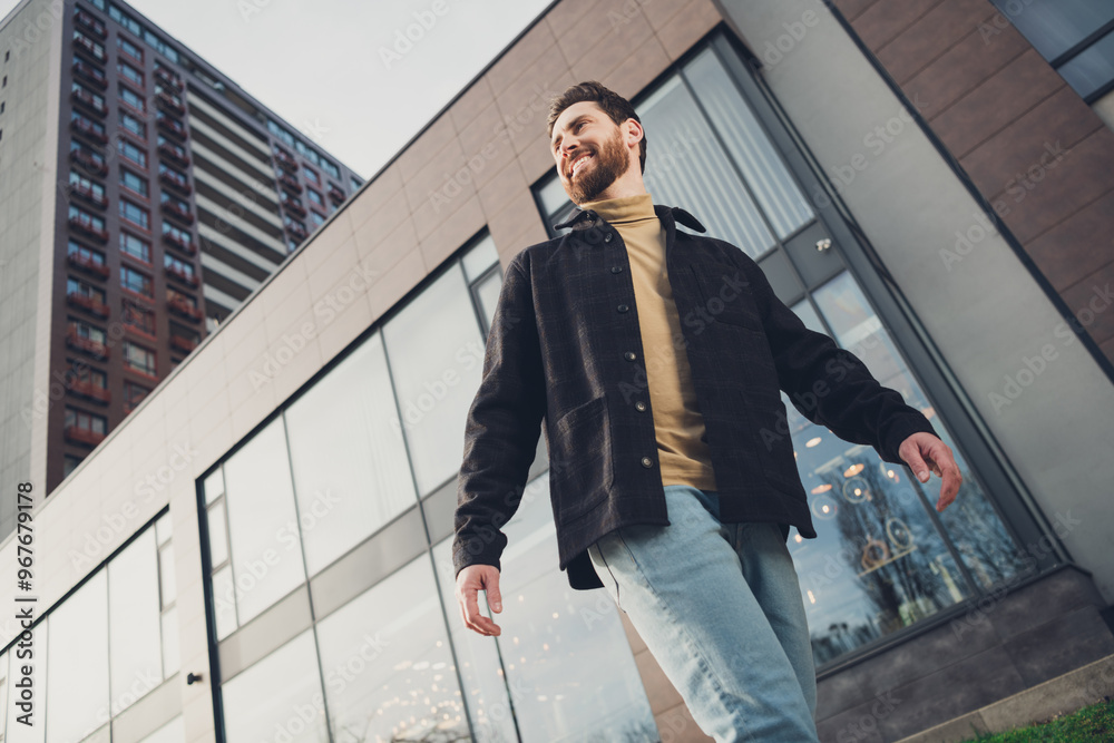 Φωτογραφία Photo of cheerful attractive nice man wear stylish clothes walk modern city stre