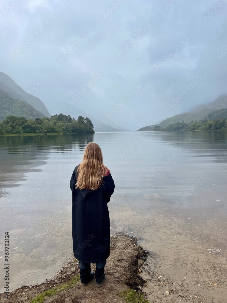 Jugendliches Mädchen im Kostüm vor Loch Shiel, Schottland