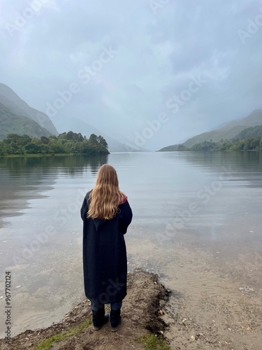 Obraz na płótnie Jugendliches Mädchen im Kostüm vor Loch Shiel, Schottland w salonie