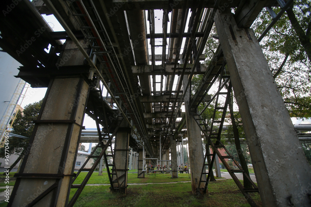 Obraz premium Piping and equipment in a chemical plant, industrial complex