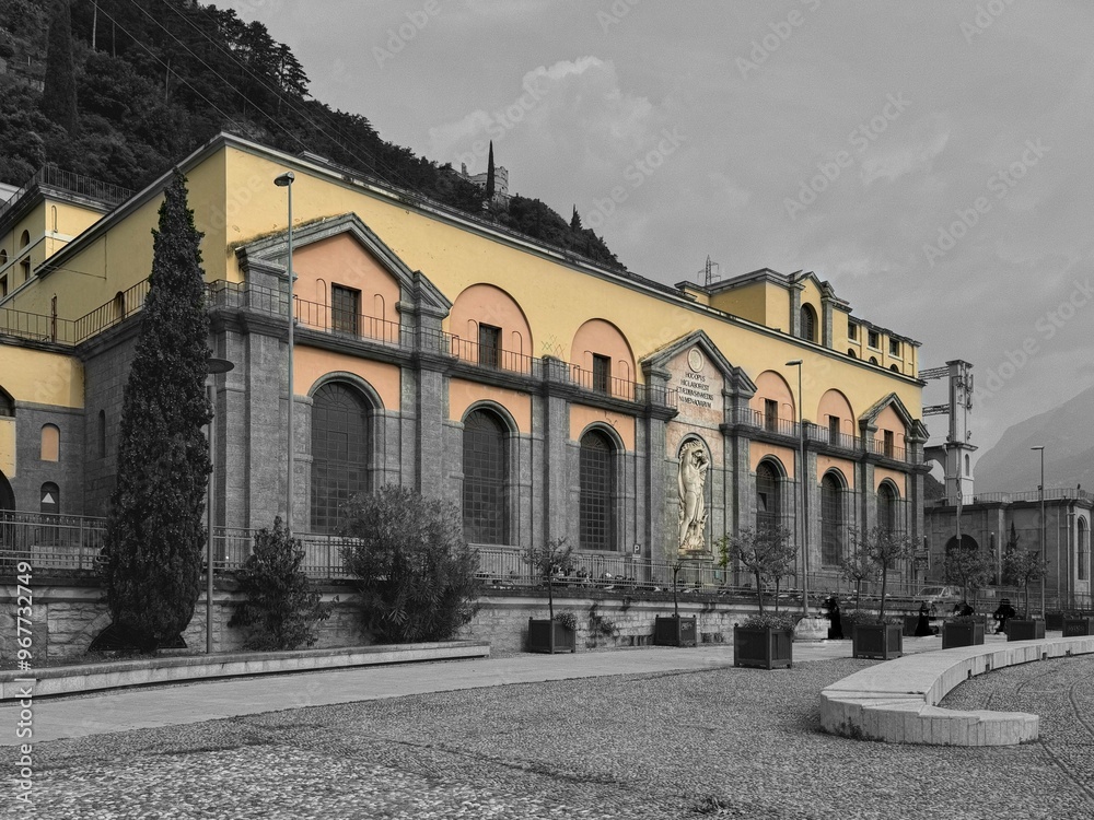 Camminare e fotografare la bellissima spiaggia di Riva del Garda Italia in bianco e nero con zone colorate