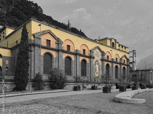 Camminare e fotografare la bellissima spiaggia di Riva del Garda Italia in bianco e nero con zone colorate photo