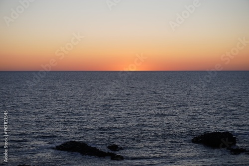 日本海の水平線に沈む夕日