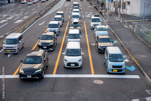 夕方の信号待ちの車が並ぶ幹線道路 photo