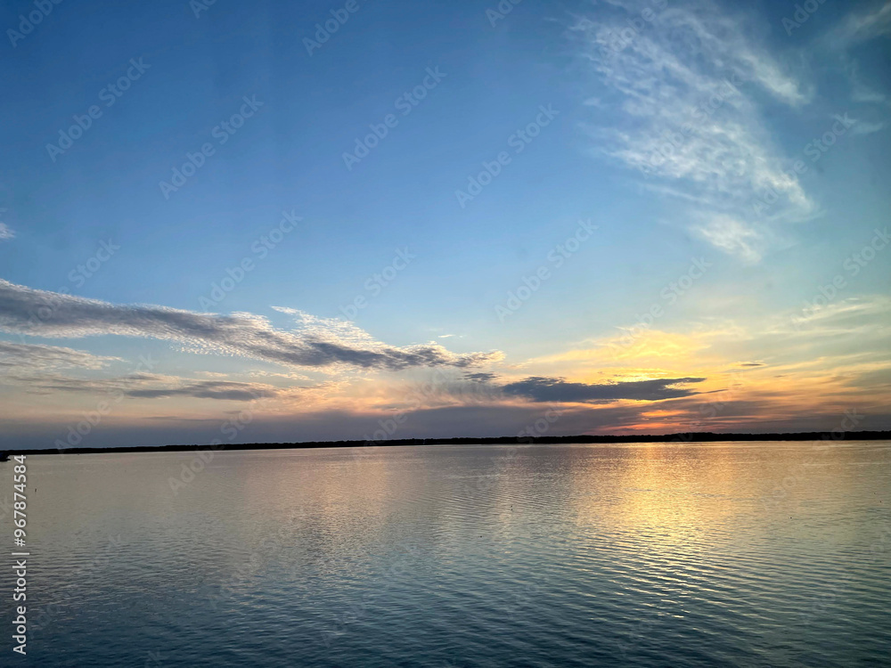 Naklejka premium sunset over the lake