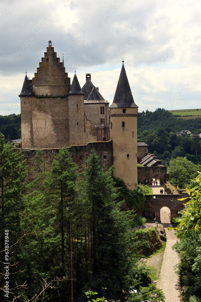 Aussicht auf die Burg Vianden in Luxemburg vom Premium-Wanderweg Nat'Our Route 5 in der Nähe der Bergstation der Seilbahn Vianden. Aussicht auf die Burg Vianden in Luxemburg vom Premium-Wanderweg Nat'Our Route 5 in der Nähe der Bergstation der Seilbahn Vianden.