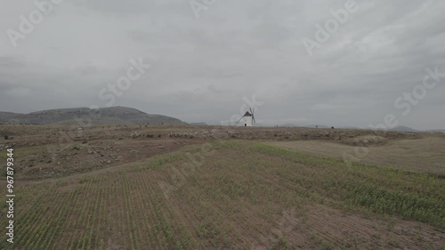 Molino de viento vista aérea dron desde campo de girasoles