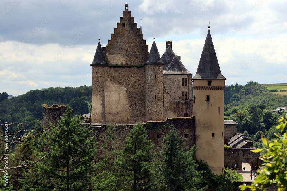 Aussicht auf die Burg Vianden in Luxemburg vom Premium-Wanderweg Nat'Our Route 5 in der Nähe der Bergstation der Seilbahn Vianden. Aussicht auf die Burg Vianden in Luxemburg vom Premium-Wanderweg Nat'Our Route 5 in der Nähe der Bergstation der Seilbahn Vianden.