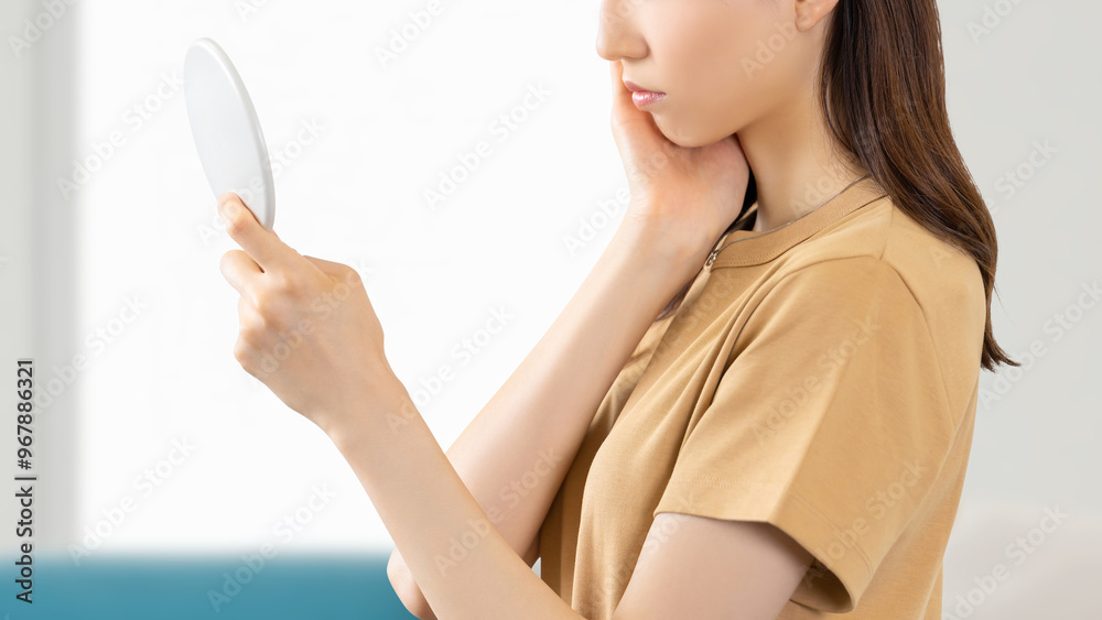 肌トラブルに悩む若い女性 肌トラブルに悩む若い女性
