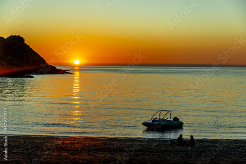 Ein fantastischer Sonnenuntergang an der Küste von North Devon bei Watermouth - Vereinigtes Königreich photo