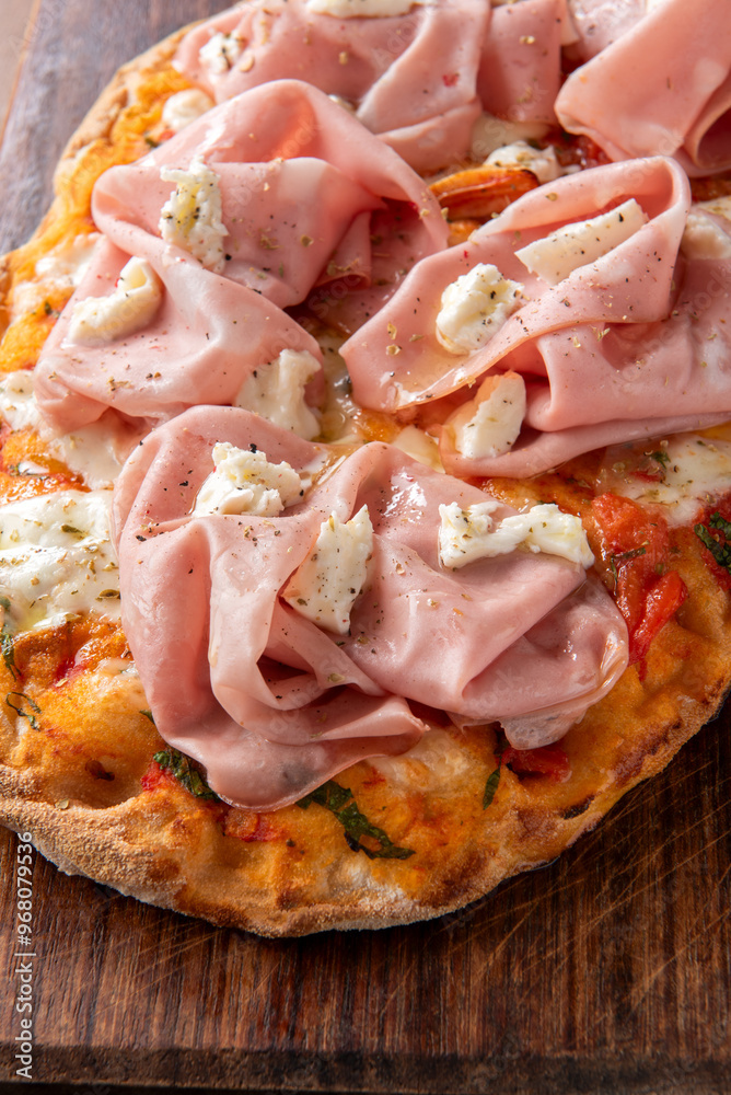 Pinsa romana con mortadella, cibo italiano Pinsa romana con mortadella, cibo italiano