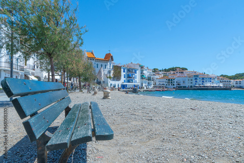 Village blanc de Cadaqués en Catalogne, Espagne.	 photo