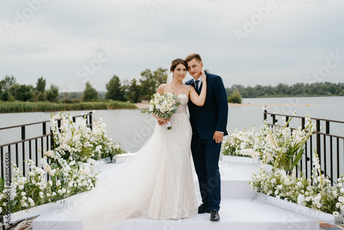 Obraz na płótnie bride and groom against the backdrop of a yellow sunset w salonie