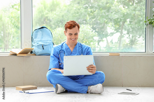 Male medical student studyi...