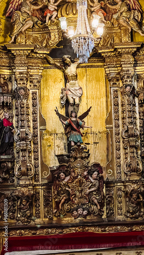 Freira observando igreja centenária