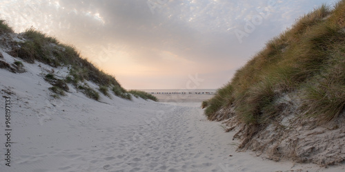 Stimmungsvoller Sonnenuntergang auf der Insel Amrum mit Dünen und Meer