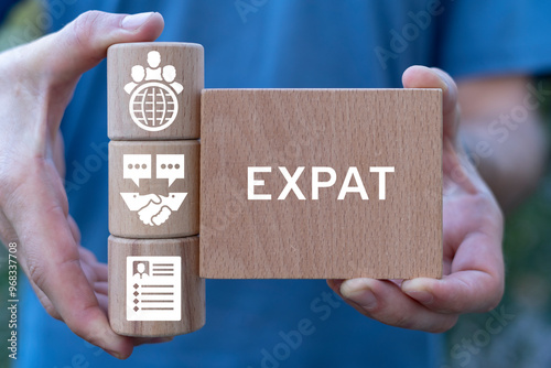 Foto Man holding wooden blocks sees word: EXPAT