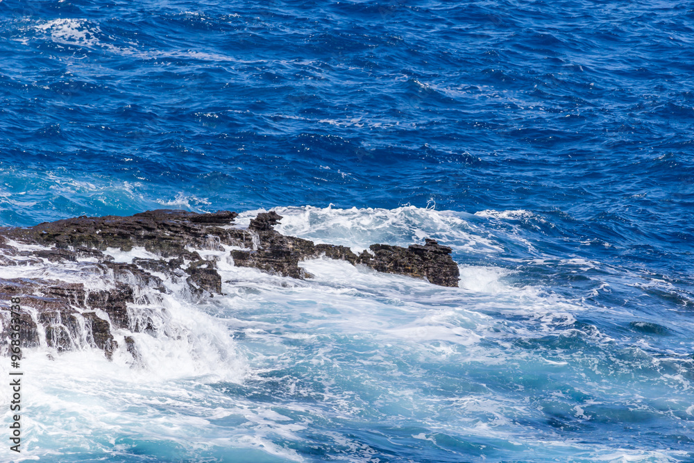 Obraz premium Dramatic Ocean crashing wave Hawaii at Makapu Point