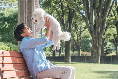 Wallpaper Mural 犬の散歩をする愛犬家の中高年男性・ドッグセラピー（抱く・抱っこ）
 Torontodigital.ca